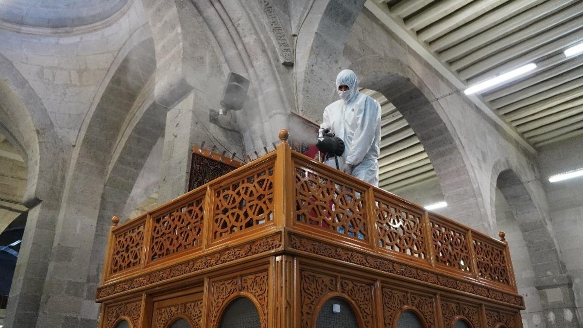 Dezenfekte edilen camiler ibadete hazır