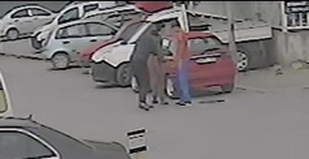 Kimse ne olduğunu anlayamadı! &Ouml;nce tokalaşıp &ouml;p&uuml;şt&uuml;ler, sonra bı&ccedil;aklarla kavga ettiler