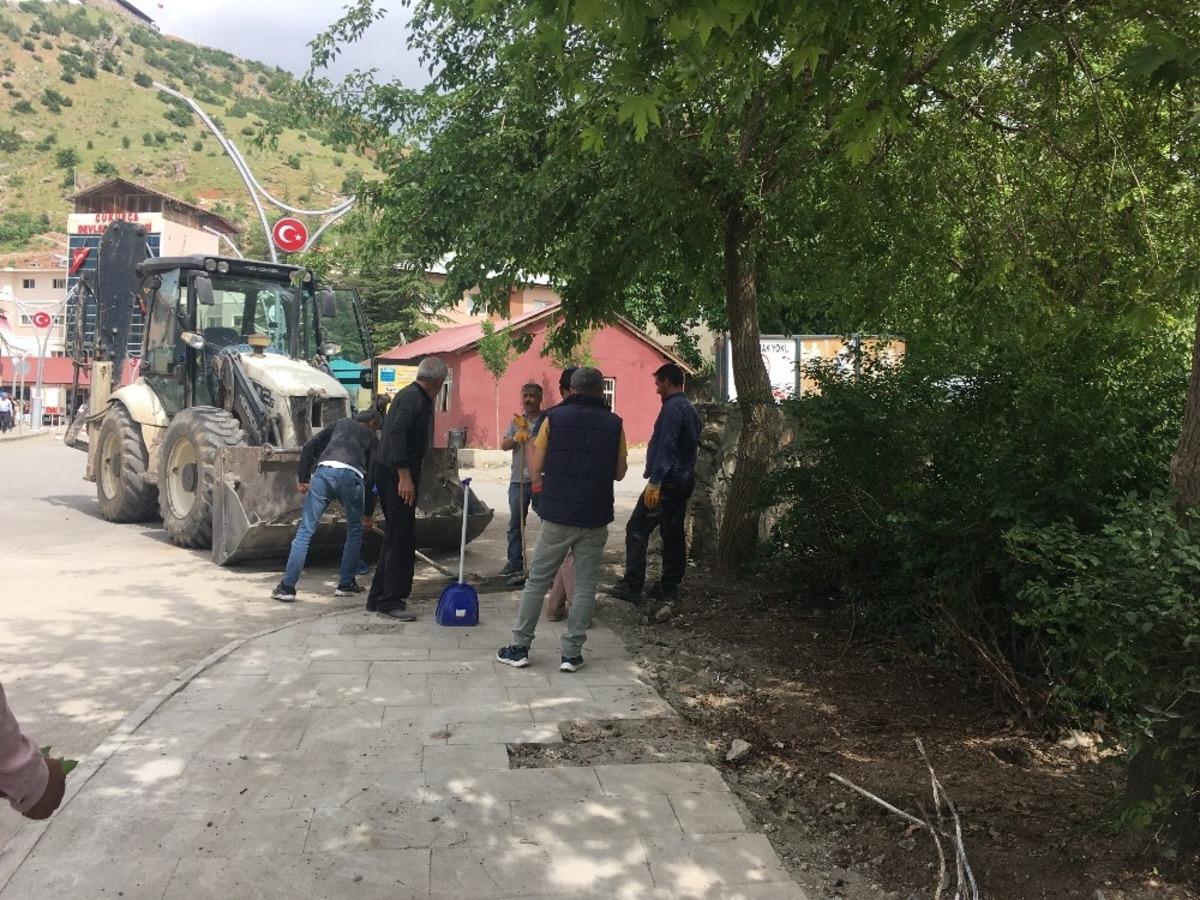 500 yıllık caminin avlusunda Cuma namazı hazırlığı