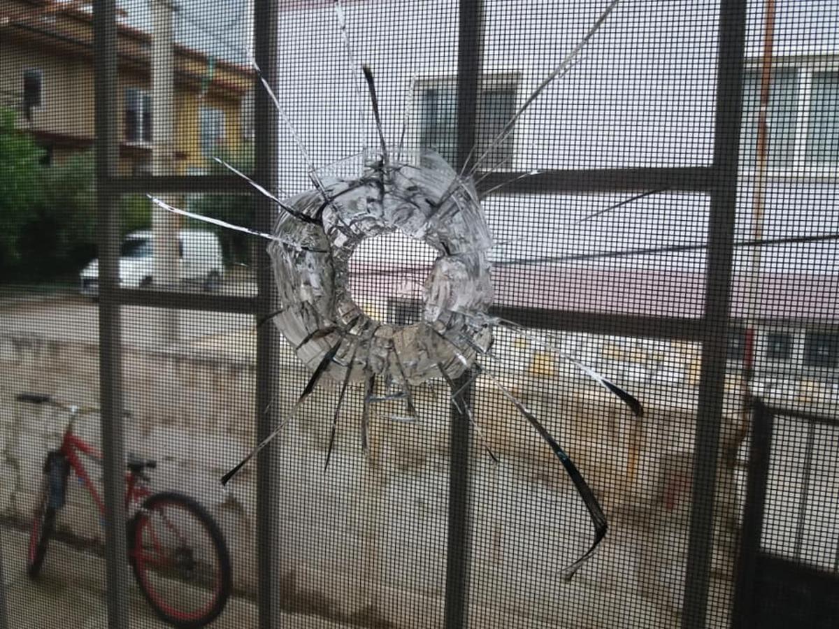 Uyandıklarında evlerinin duvarındaki mermiyi g&ouml;r&uuml;nce şoka girdiler