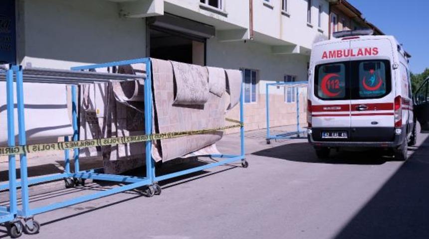 Ortağını iş yerinde öldürüp, polisin gelmesini bekledi
