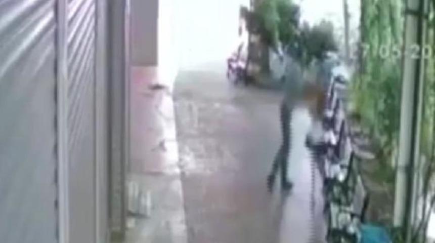 Aydın'da sokak ortasında iğren&ccedil; olay! Taciz etti ve yumrukladı