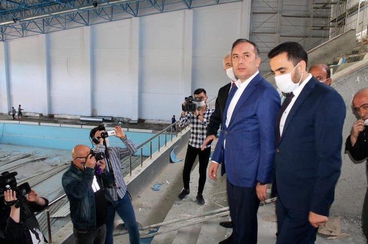 Spor tesislerini inceleyen AK Parti Çorum Milletvekili Ahmet Sami Ceylan; G1