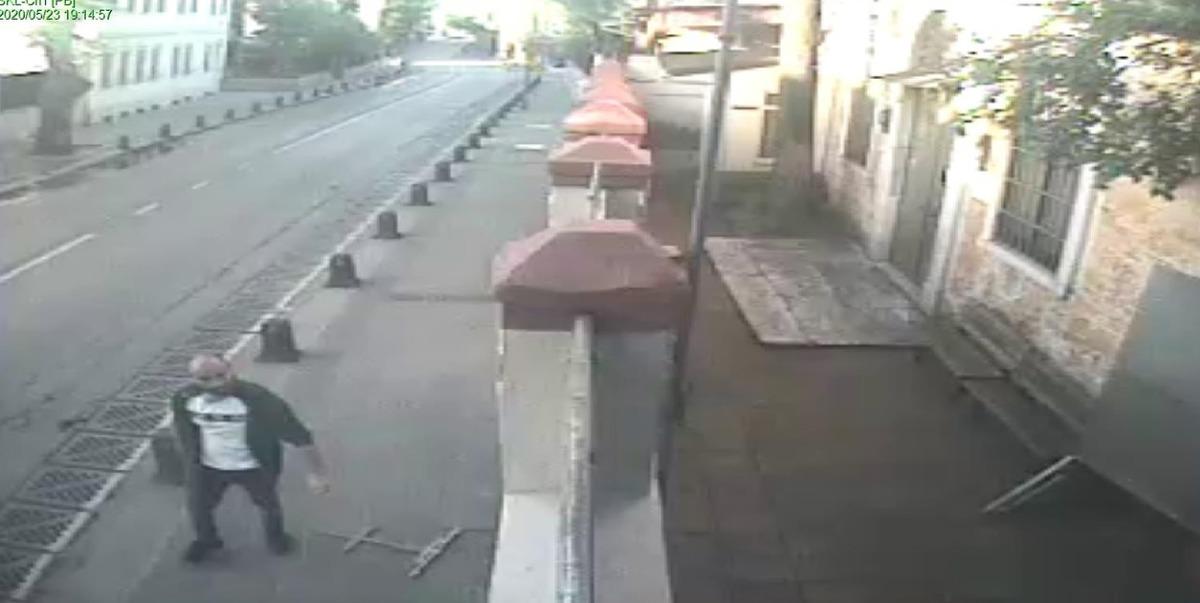 &Uuml;sk&uuml;dar'daki kilisenin kapısındaki ha&ccedil;ı s&ouml;ken kişi g&ouml;zaltına alındı