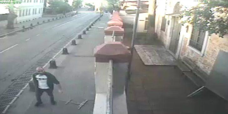 Üsküdar'daki kilisenin kapısındaki haçı söken kişi gözaltına alındı G1