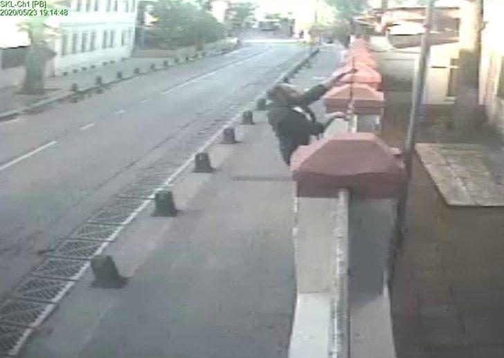 Üsküdar'daki kilisenin kapısındaki haçı söken kişi gözaltına alındı G2