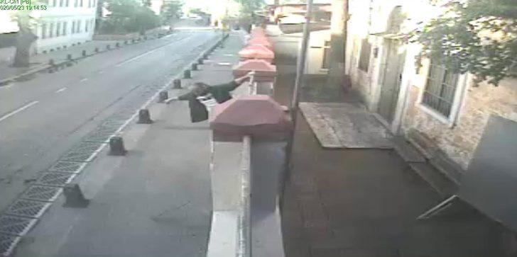 Üsküdar'daki kilisenin kapısındaki haçı söken kişi gözaltına alındı G3