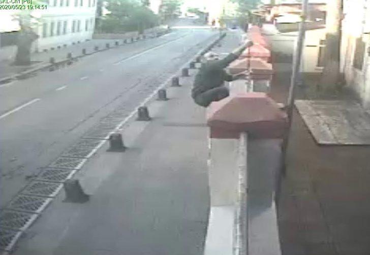 Üsküdar'daki kilisenin kapısındaki haçı söken kişi gözaltına alındı G4