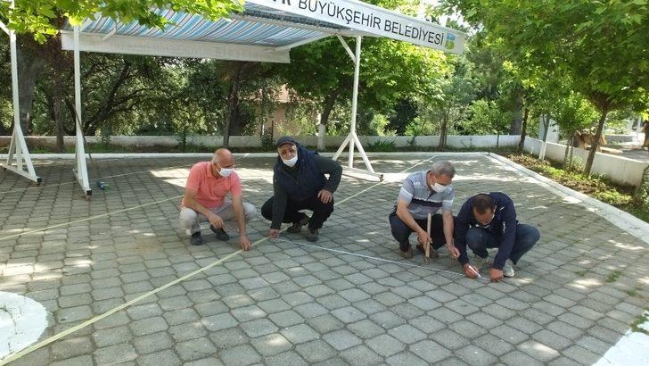 Burhaniye’de cami avluları Cuma Namazı’na hazırlandı G1