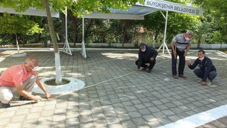 Burhaniye’de cami avluları Cuma Namazı’na hazırlandı G4