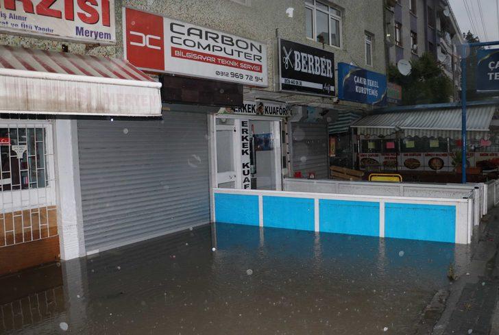 Ankara yağmura teslim: Ev ve iş yerlerini su bastı, istinat duvarı çöktü G3