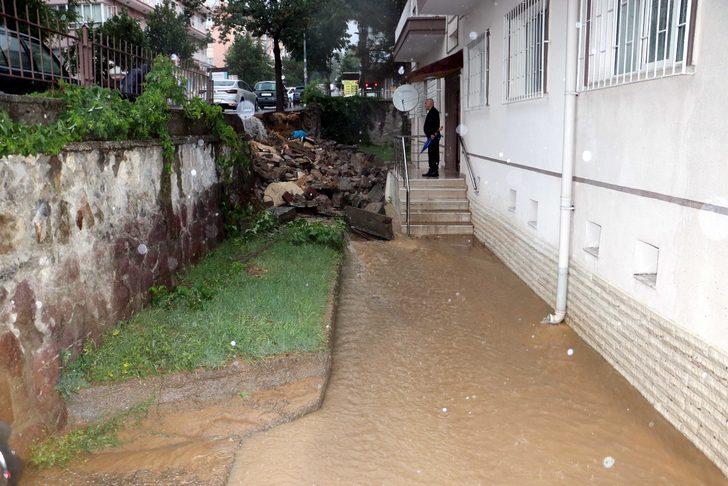 Ankara yağmura teslim: Ev ve iş yerlerini su bastı, istinat duvarı çöktü G5