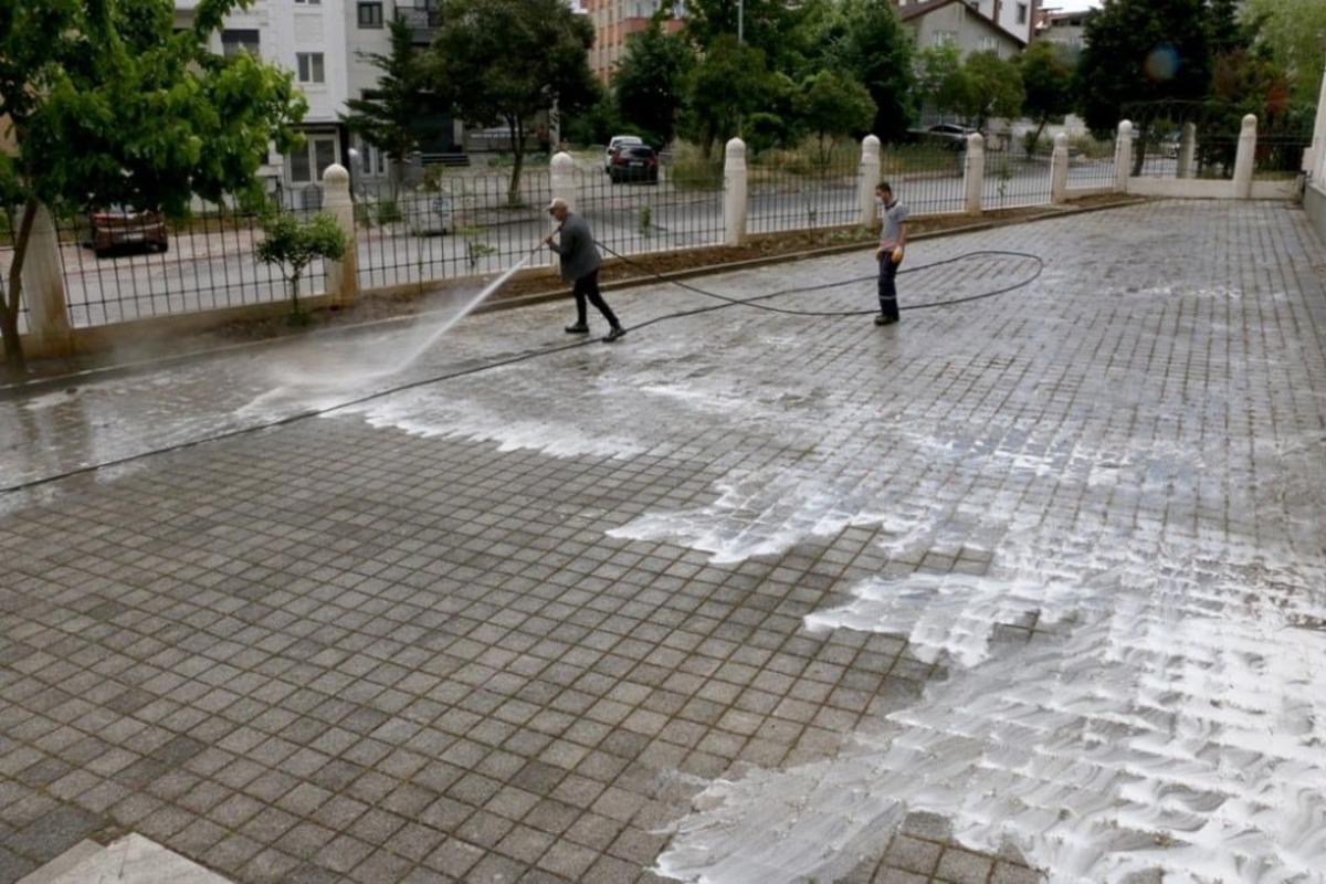 Kartal Belediyesi salgın sonrası kılınacak ilk cuma namazı i&ccedil;in cami avlularını yıkadı