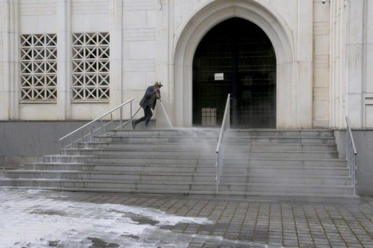 Kartal Belediyesi salgın sonrası kılınacak ilk cuma namazı için cami avlularını yıkadı G2