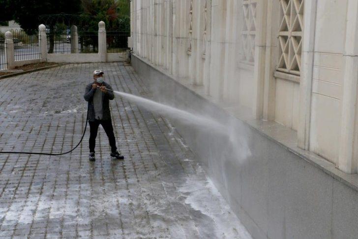 Kartal Belediyesi salgın sonrası kılınacak ilk cuma namazı için cami avlularını yıkadı G3
