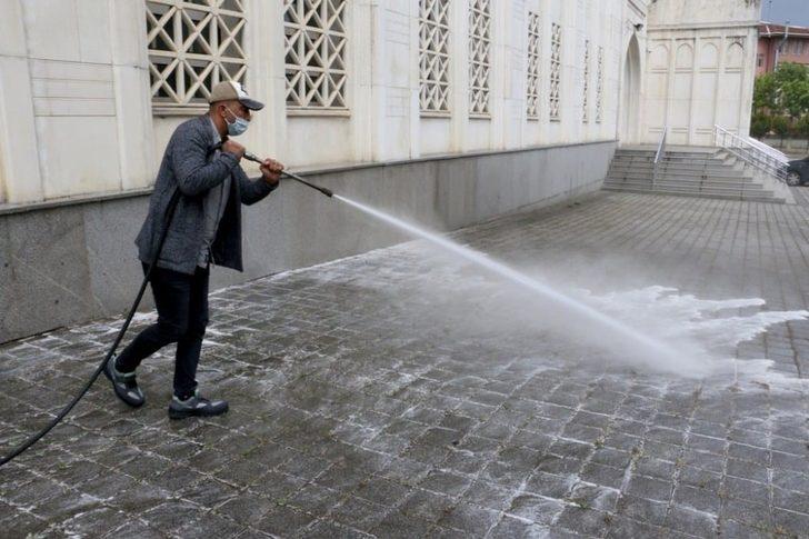 Kartal Belediyesi salgın sonrası kılınacak ilk cuma namazı için cami avlularını yıkadı G4