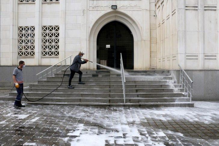 Kartal Belediyesi salgın sonrası kılınacak ilk cuma namazı için cami avlularını yıkadı G5