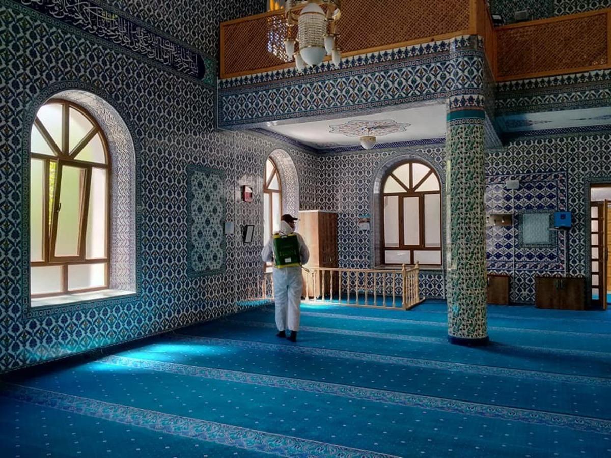 Emet&rsquo;te camiler dezenfekte edildi