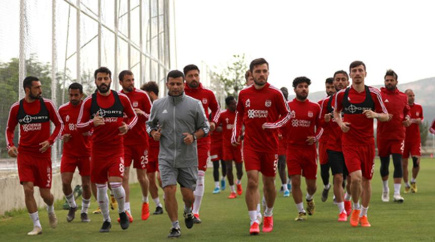 Sivasspor &ccedil;alışmalarını aralıksız s&uuml;rd&uuml;r&uuml;yor