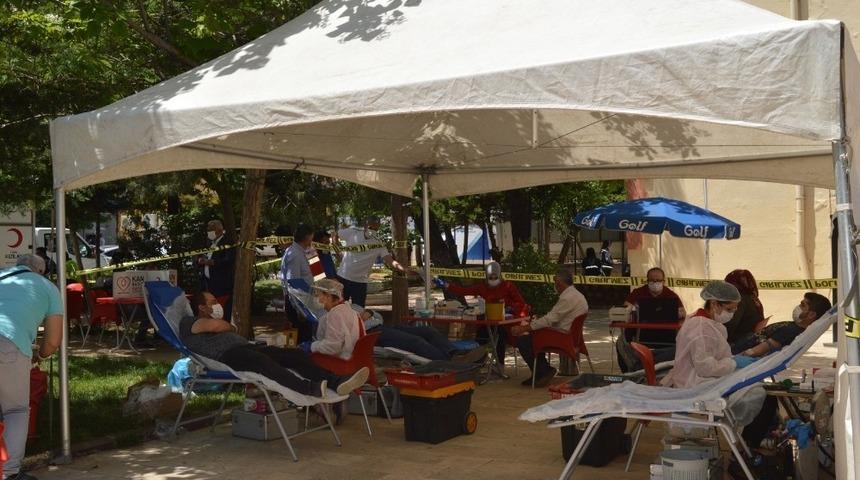 Besni&rsquo;de Kızılay kan bağışlarını topladı