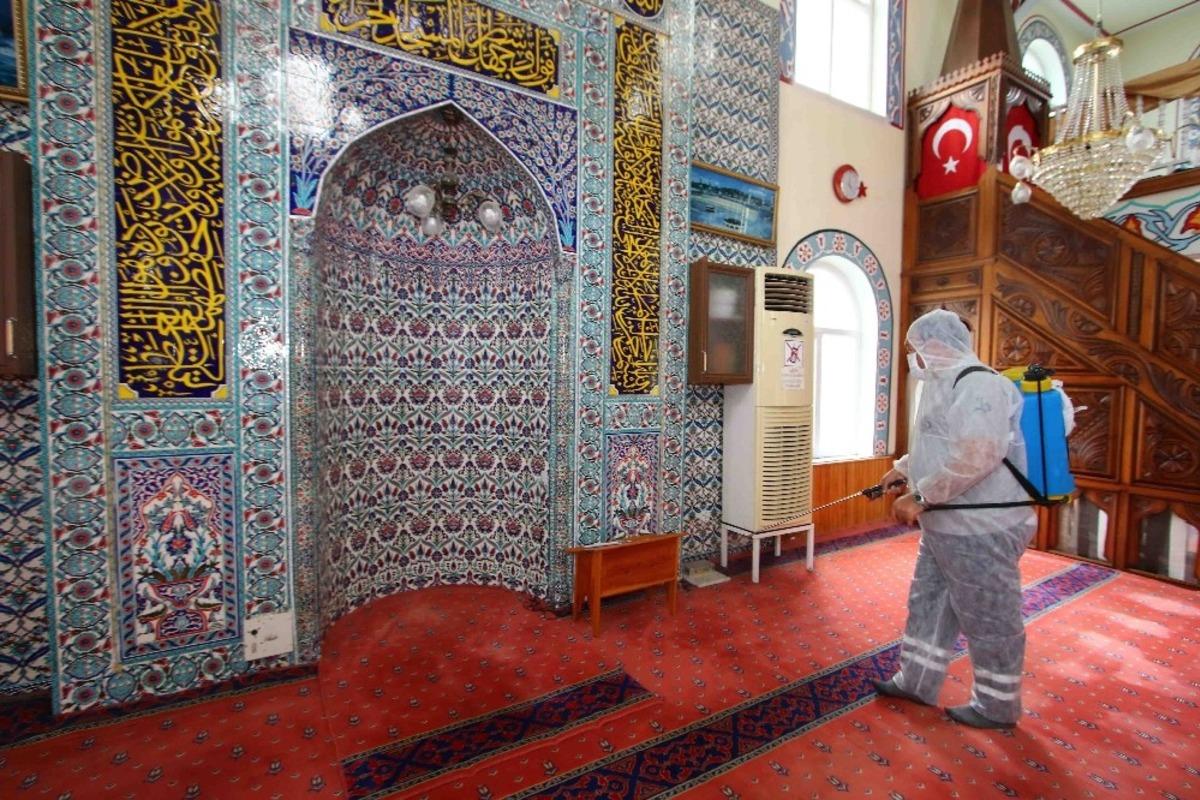 Bayraklı&rsquo;da camiler ibadete hazırlandı