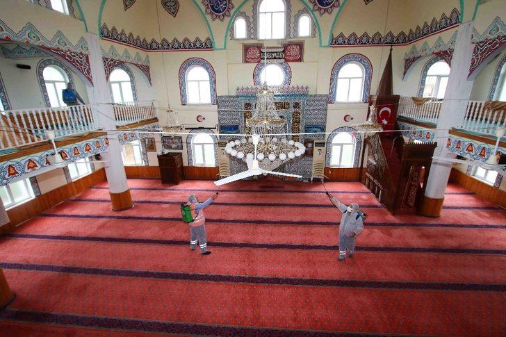 Bayraklı’da camiler ibadete hazırlandı G3