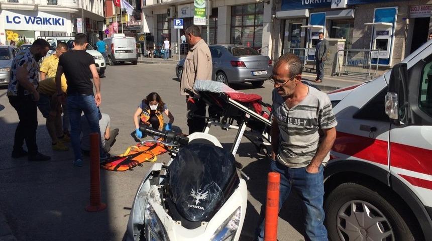 Motosiklet otomobil ile &ccedil;arpıştı: 1 yaralı