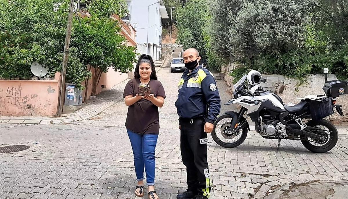 Motosikletli polisten İlayda&rsquo;ya pastalı doğum g&uuml;n&uuml; s&uuml;rprizi