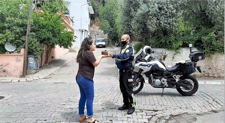 Motosikletli polisten İlayda’ya pastalı doğum günü sürprizi Aydın