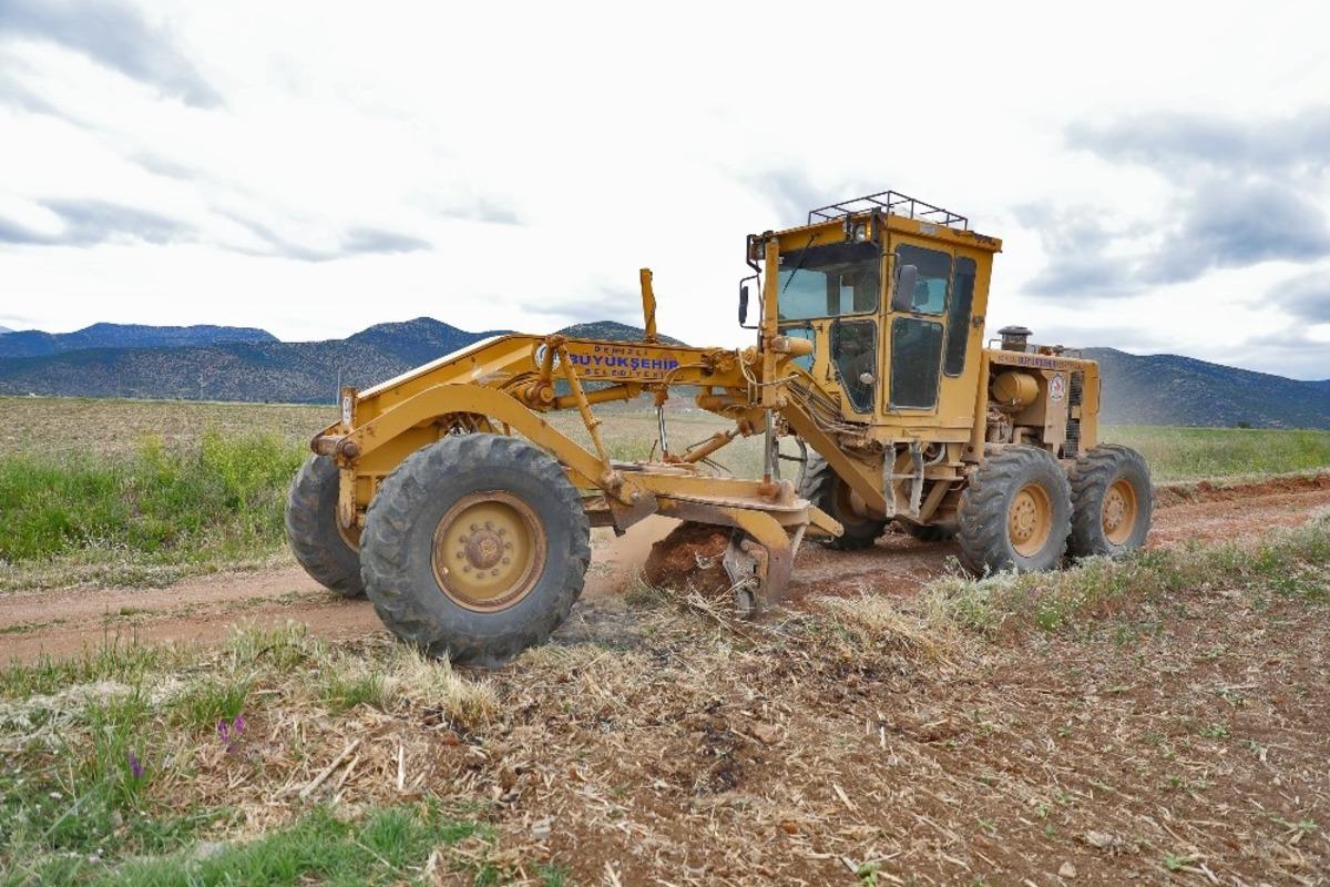 &Ccedil;ift&ccedil;iler i&ccedil;in arazi yolları d&uuml;zeltiliyor