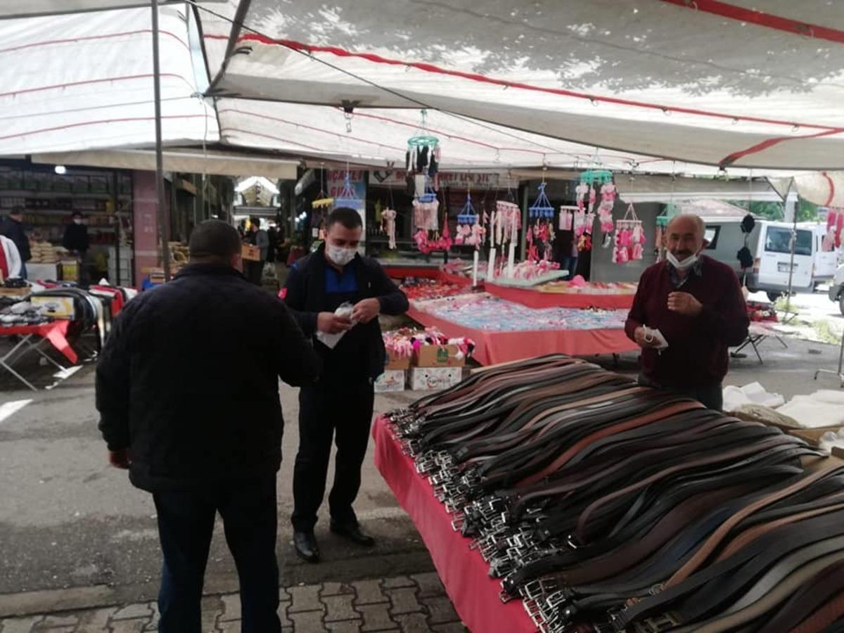 D&uuml;zce Belediyesi maske dağıtımını s&uuml;rd&uuml;r&uuml;yor
