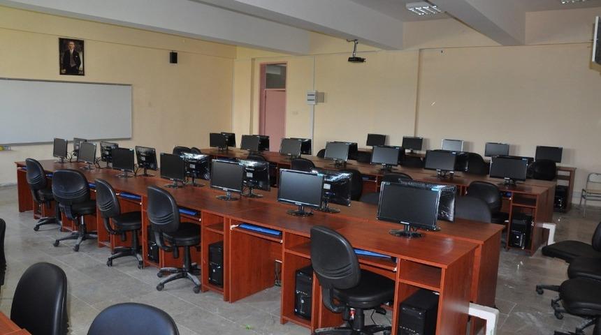 KAE&Uuml;&rsquo;si şehirde bulunan t&uuml;m &ouml;ğrencilere bilgisayar laboratuvarlarını a&ccedil;tı