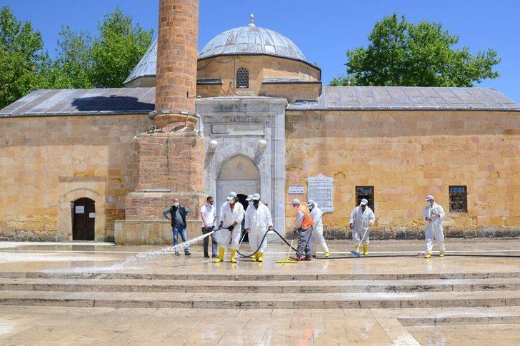 Kırşehir Belediyesi cami ve meydanları Cuma Namazı için dezenfekte edip yıkadı G2