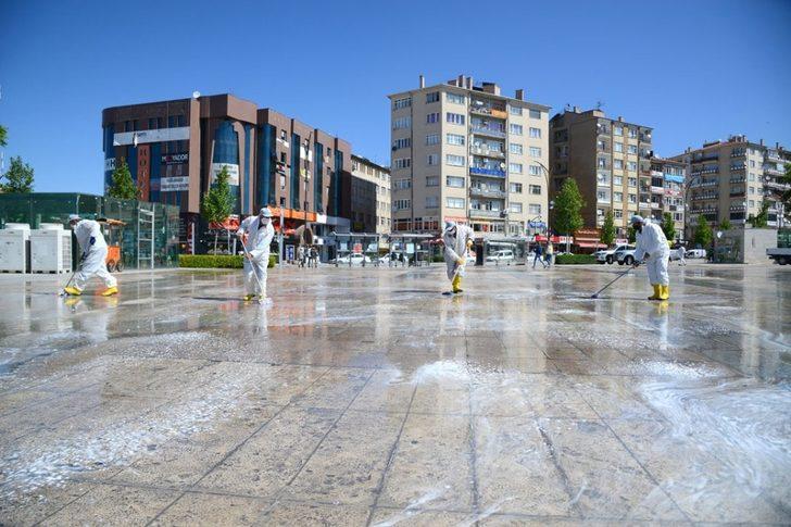 Kırşehir Belediyesi cami ve meydanları Cuma Namazı için dezenfekte edip yıkadı G3
