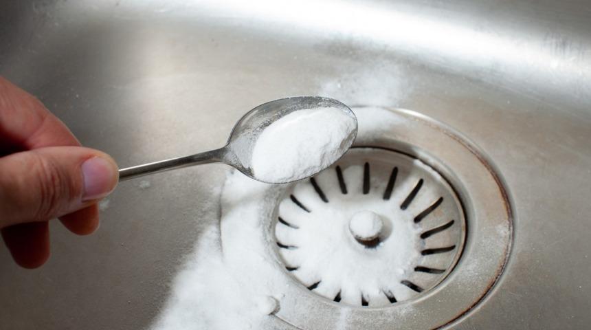 Lavabodan gelen kokuları gidermek bu kadar basit! Tuz, karbonat...