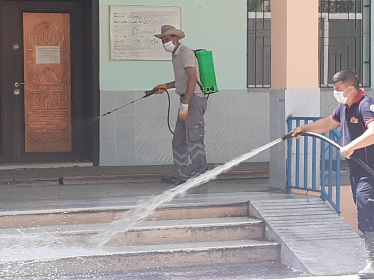 G&ouml;lbaşı il&ccedil;esinde camiler dezenfekte edildi