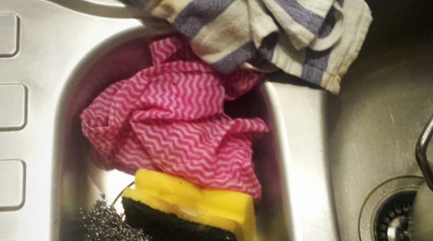 Doğru temizlenmediğinde tehlike sa&ccedil;ıyor! El bezleri meğer b&ouml;yle temizleniyormuş...