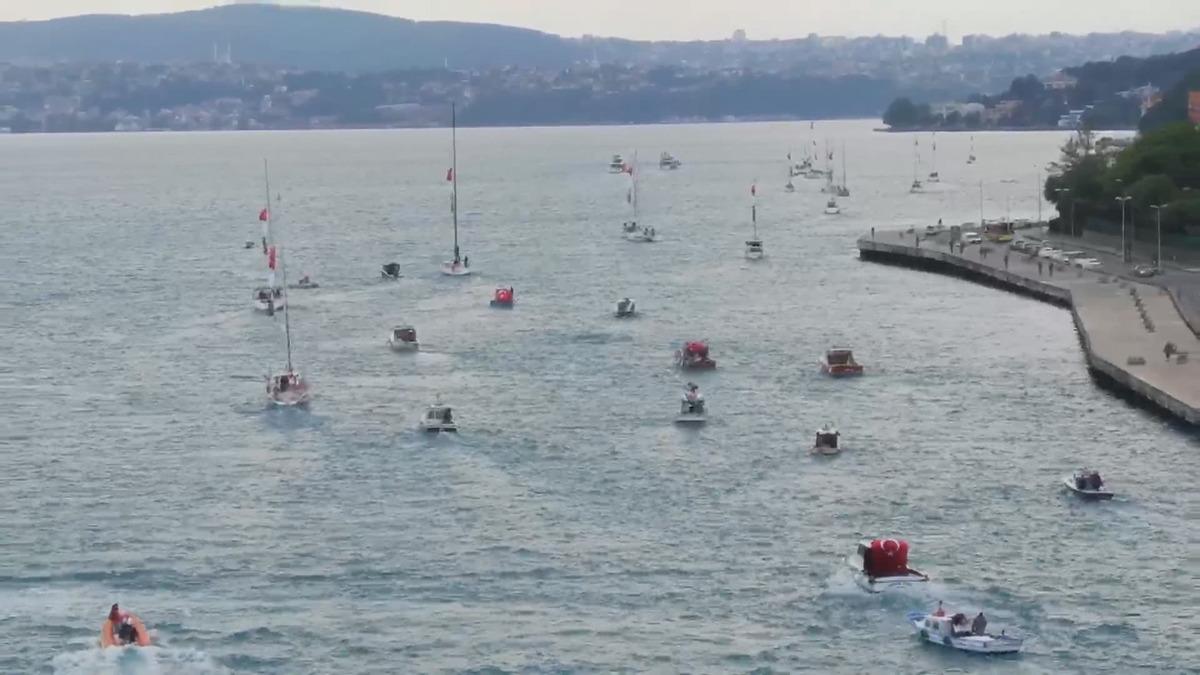 İstanbul Boğazı'nda renkli g&ouml;r&uuml;nt&uuml;ler! Bayraklarla ge&ccedil;iş yaptılar