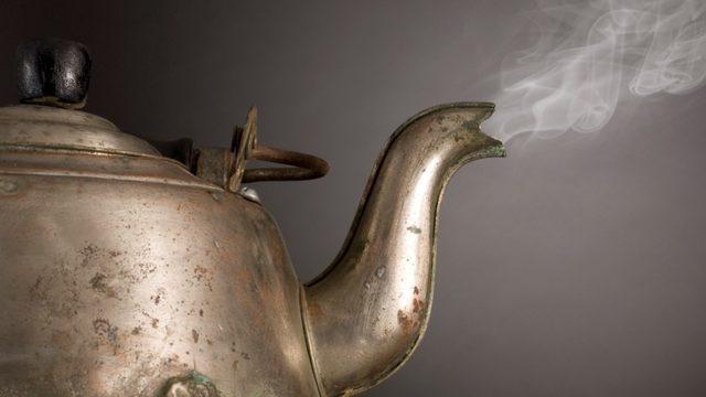 Bu yöntemler çaydanlıktaki kireci yok ediyor! Patates, limon tuzu...