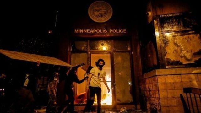 Göstericiler Minneapolis'deki bir polis karakolunu ateşe verdi.