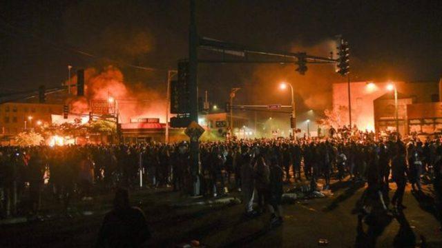 Minneapolis Emniyet Müdürlüğü göstericilerin bastığı karakolun daha önce tahliye edildiğini söylüyor.