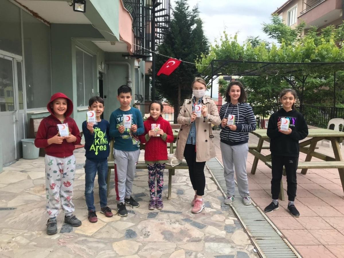 Kızılay&rsquo;dan &ccedil;ocuklara &ccedil;ikolata, b&uuml;y&uuml;klere maske