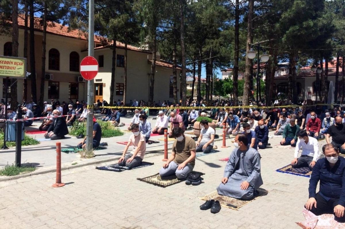 Erzincan&rsquo;da sosyal mesafeli ilk cuma namazı kılındı!