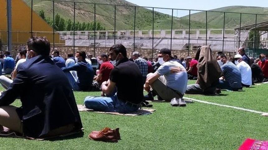 Bayburt&rsquo;ta sosyal mesafeli ilk cuma namazı kılındı!