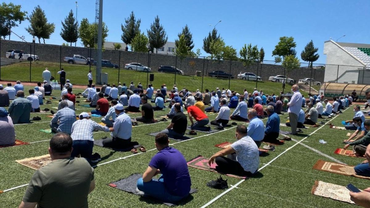 &Ccedil;ınar&rsquo;da vatandaşlar stadyumda namaz kıldı
