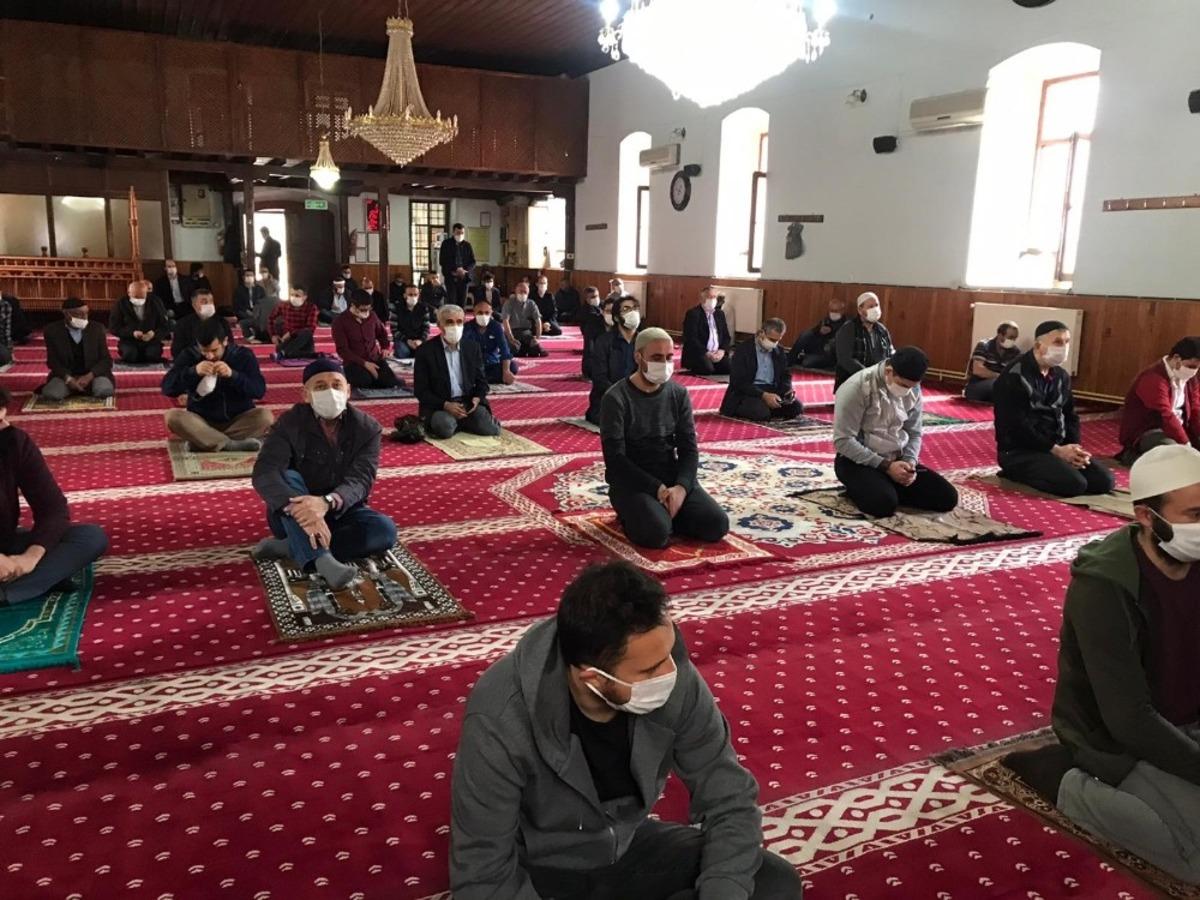 74 g&uuml;n sonra ilk cuma namazı