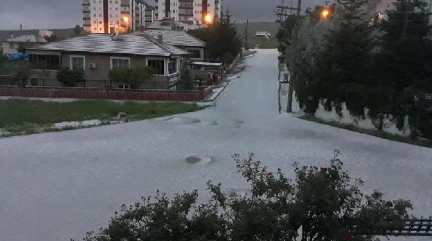 Ankara'da cadde ve sokaklar beyaza büründü