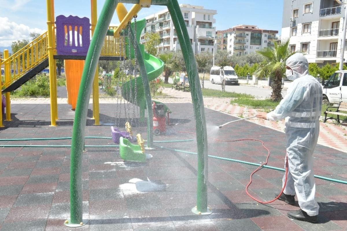 &Ccedil;iğli&rsquo;deki parklarda dezenfeksiyon &ccedil;alışmaları yoğunlaştı