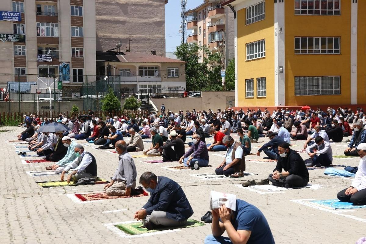 Erciş&rsquo;te cuma namazı kılındı