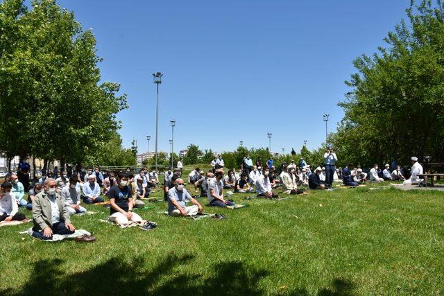 Bağlar’da sosyal mesafeli cuma namazı